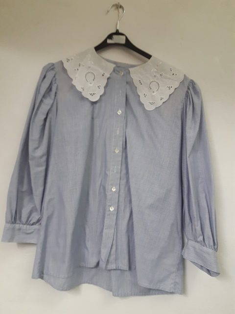 Bonte Koe Verhuur Maasland - Blauw blouse witte kraag